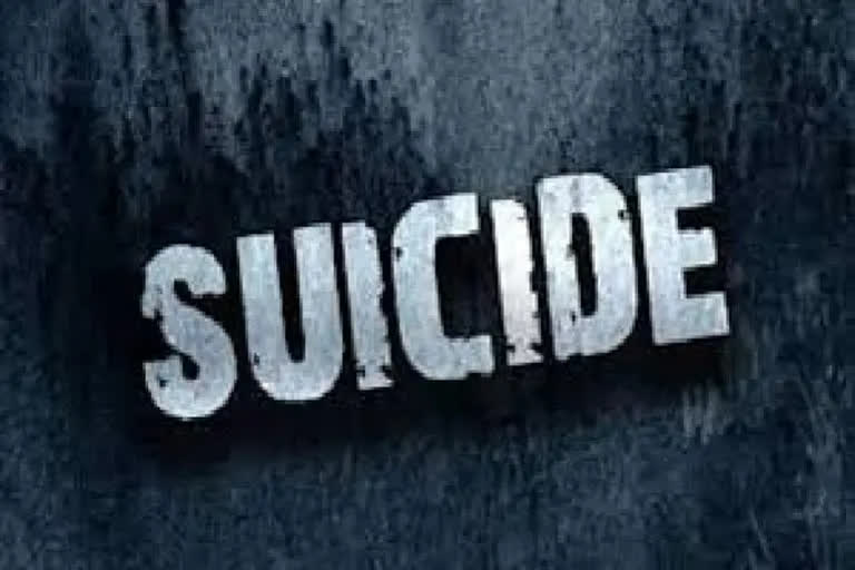 two girls committed suicide in two places in tamil nadu  suicides in Tamil Nadu  two students committed suicide in two places in tamil nadu  തമിഴ്‌നാട്ടില്‍ രണ്ടിടത്ത് പെണ്‍കുട്ടികള്‍ ആത്മഹത്യ ചെയ്‌തു  തമിഴ്‌നാട്ടില്‍ പെണ്‍കുട്ടികളുടെ ആത്മഹത്യ  തമിഴ്‌നാട്ടിലെ ആത്മഹത്യകള്‍