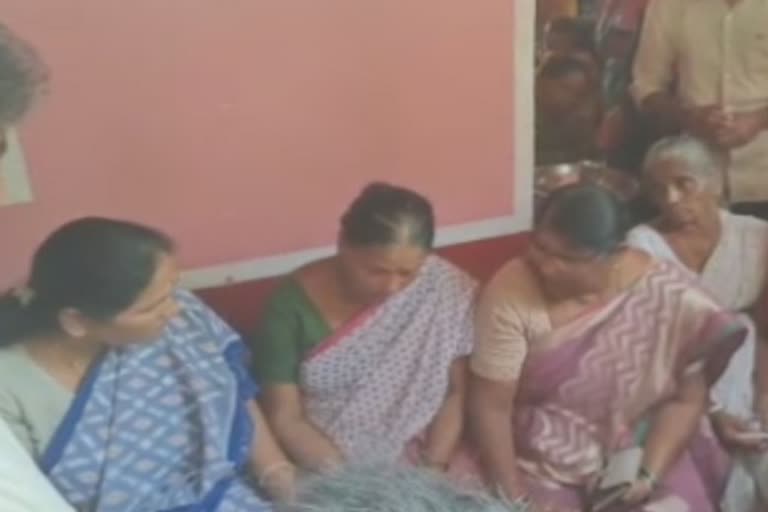 Shobha Karandlaje visits the house of Praveen Nettaru, who was murdered in Bellary