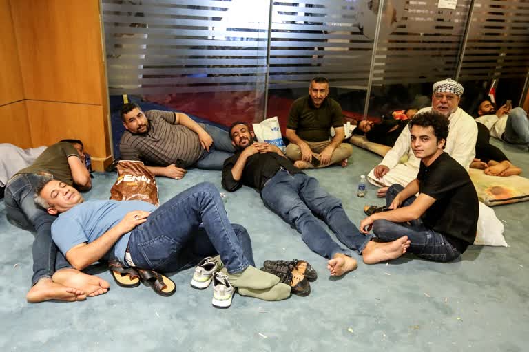 Hundreds of protesters in Iraqi parliament for second day