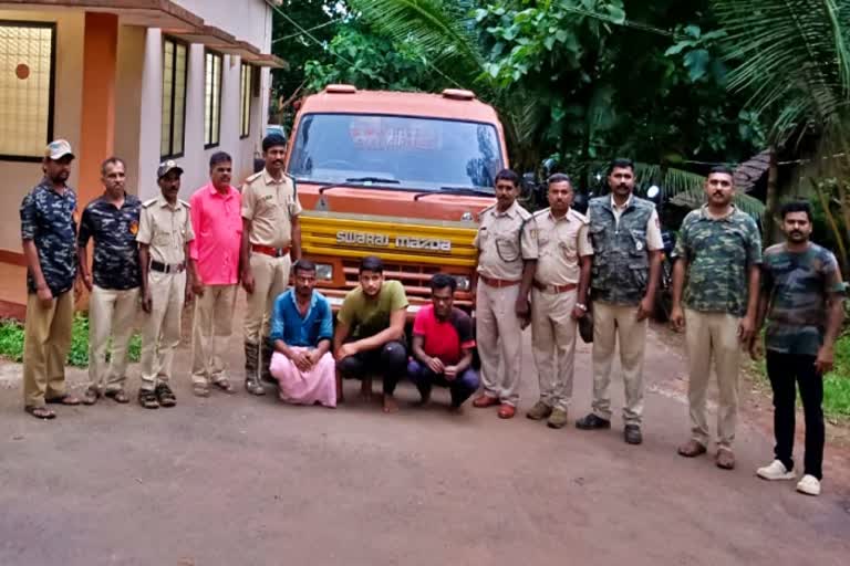 the-forest-officers-arrested-the-accused-who-were-transporting-illegal-timber-in-sulya