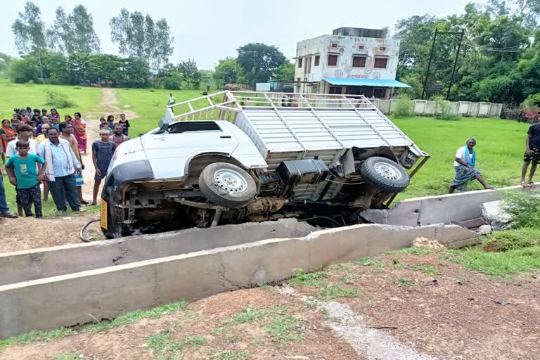 cargo pickup overturned