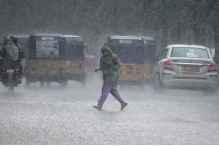 weather updates kerala  heavy rain updates kerala  heavy rain in kerala  rain updates  മഴ മുന്നറിയിപ്പ്  കേരളത്തിൽ തീവ്ര മഴ  കേരളത്തിൽ ഇന്ന് മുതൽ മഴ  അതി തീവ്ര മഴ മുന്നറിയിപ്പ്  കേന്ദ്ര കാലാവസ്ഥ നിരീക്ഷണകേന്ദ്രം  കേരളത്തിൽ എല്ലാ ജില്ലകളിലും ഒറ്റപ്പെട്ടയിടങ്ങളിൽ മഴ  ചക്രവാതച്ചുഴി  കേരളത്തിൽ മഴ സജീവം