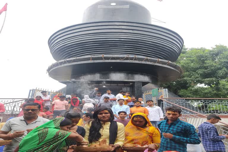 devotees gathered in Shiva temple Harihar Dham of Bagodar in Giridih