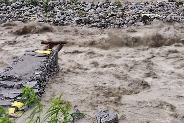 Over 150 people stuck in HP's Lahaul-Spiti due to flash flood