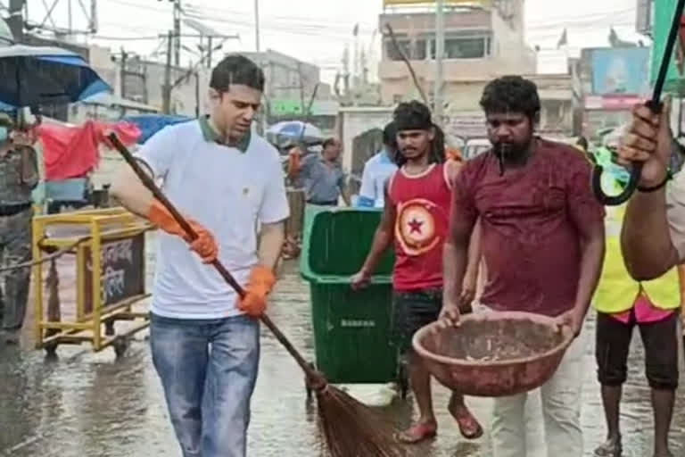 जहानाबाद स्थापना दिवस पर डीएम ने सड़कों पर लगाया झाड़ू