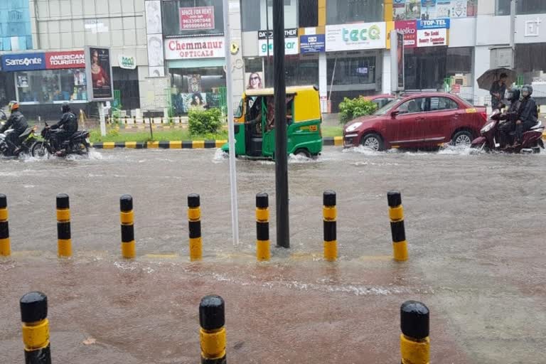 കൊച്ചി നഗരത്തില്‍ വെള്ളക്കെട്ട്  കൊച്ചി മഴ വെള്ളക്കെട്ട്  heavy rain in kochi  kerala rain updates  waterlogging at several places in kochi  കേരളത്തിലെ മഴ മുന്നറിയിപ്പ്  കൊച്ചി വെള്ളക്കെട്ട് ഗതാഗതക്കുരുക്ക്