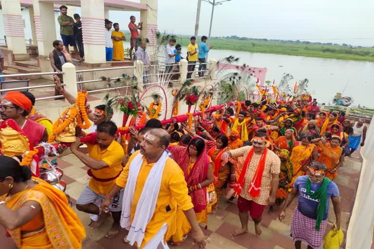 devotees-came-out-for-shivgadi-dham-with-54-feet-kanwar