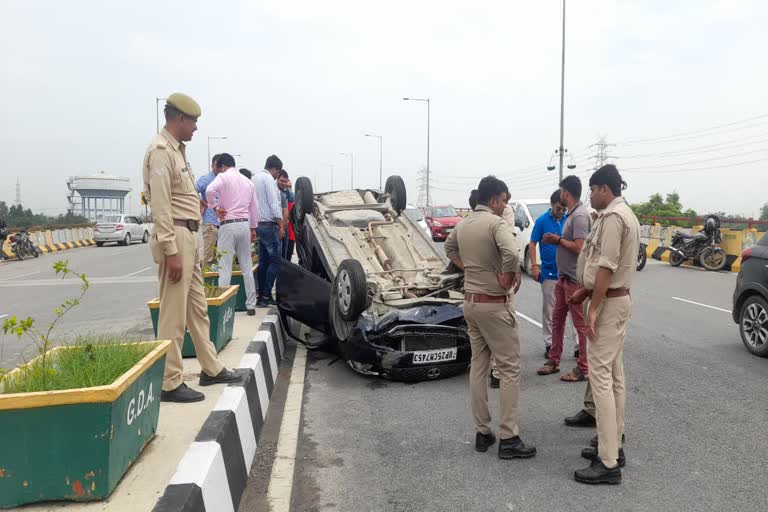 एलिवेटेड रोड पर कार दुर्घटनाग्रस्त