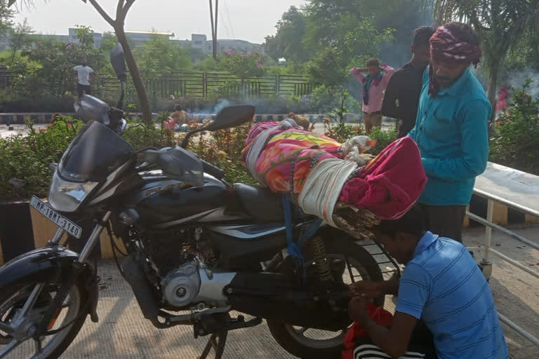 Man carries mother body on bike in madhya pradesh