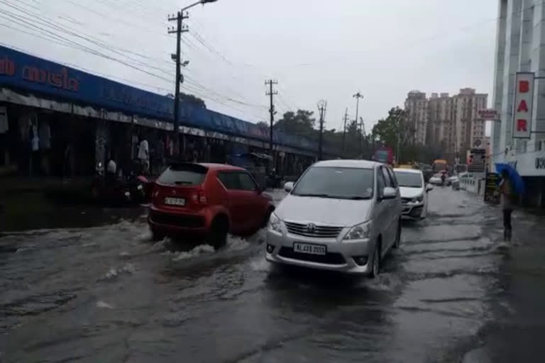 red alert  ernakulam rain  kerala rain  rain alert  ernakulam rain updations  മഴ മുന്നറിയിപ്പ്  എറണാകുളം മഴ മുന്നറിയിപ്പ്  റെഡ് അലര്‍ട്ട്  എറണാകുളത്ത് വിദ്യാഭ്യാസ സ്ഥാപനങ്ങള്‍ക്ക് അവധി