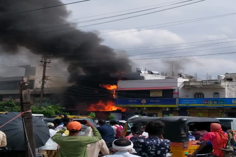 fire breaks at jabalpur hospital  ജപൽപൂർ ജില്ലയിൽ സ്വകാര്യ ആശുപത്രിയിൽ വൻ തീപിടുത്തം  മധ്യപ്രദേശിലെ സ്വകാര്യ ആശുപത്രിയിൽ വൻ തീപിടുത്തം  japalpur fire accident reason  japalpur fire accident death rate  ന്യൂ ലൈഫ് മൾട്ടിസ്‌പെഷ്യാലിറ്റി ആശുപത്രി തീപിടുത്തം  new life multispecialty hospital fire accident  ശിവരാജ് സിംഗ് ചൗഹാൻ  shivraj singh chouhan  പോലീസ് സൂപ്രണ്ട് സിദ്ധാർഥ് ബഹുഗുണ  eight people killed at japalpur fire accident