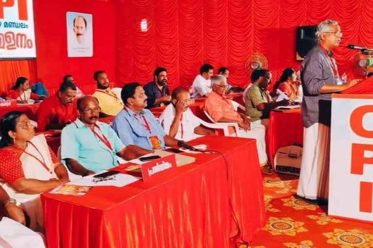 protests in cpi meeting regarding sectarianism  Sectarianism in CPI  protests in cpi Alappuzha meeting  സിപിഐയിൽ വിഭാഗീയത രൂക്ഷം  സിപിഐ ആലപ്പുഴ മണ്ഡലം സമ്മേളനത്തിൽ പ്രതിഷേധവും ഇറങ്ങിപ്പോക്കും  സിപിഐ ആലപ്പുഴ മണ്ഡലം സമ്മേളനം