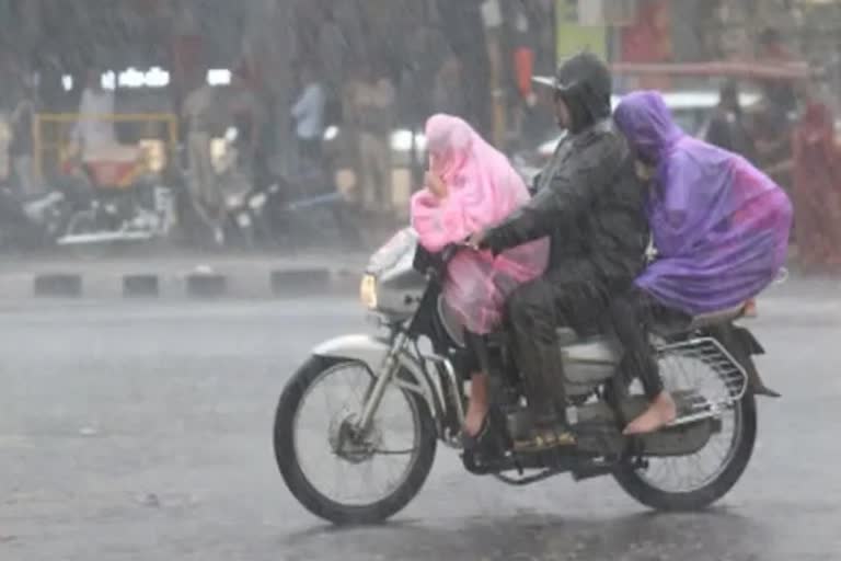 kerala rain latest updates  കേരളത്തില്‍ കനത്ത മഴ  കേരളത്തില്‍ കനത്ത മഴ മൂന്ന് ദിവസം തുടരും  കേരളത്തില്‍ ഏഴ്‌ ജില്ലകളിൽ റെഡ് അലർട്ട്  kerala rain