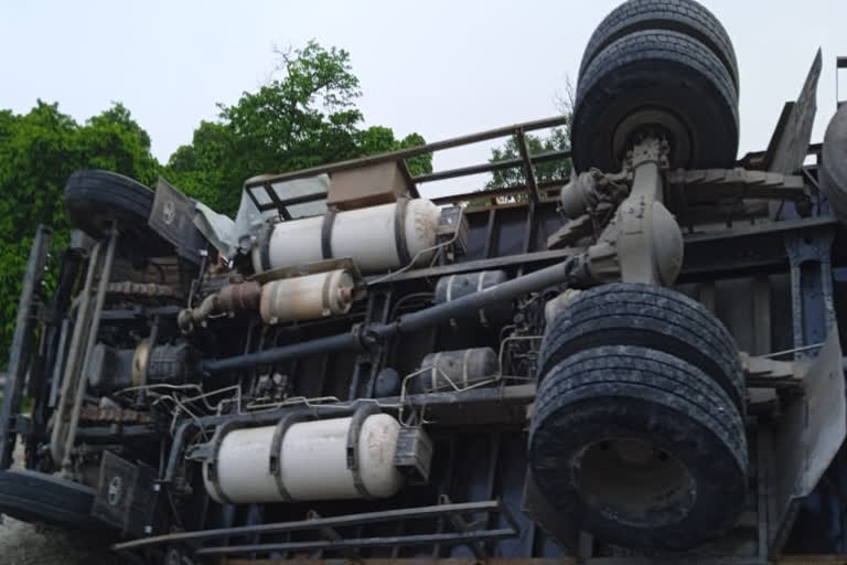 Truck overturns on highway