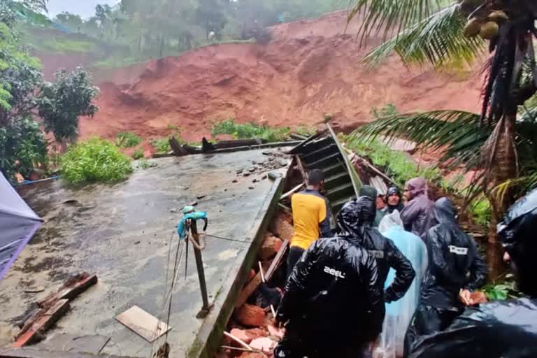 heavy-rain-in-bhatkal-caused-landslide-on-house