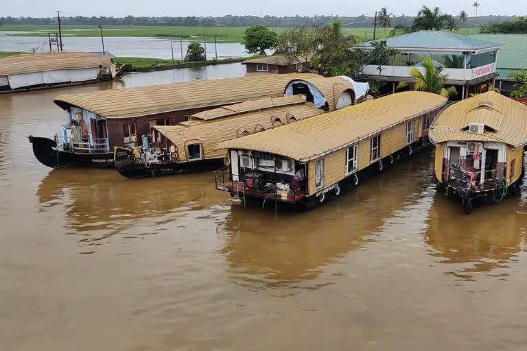 kerala rain updates  water level rises in kuttanad  alappuzha rain updates  കേരളത്തില്‍ കനത്ത മഴ  കുട്ടനാട് ജലനിരപ്പ് ഉയര്‍ന്നു  ആലപ്പുഴ മഴ പുതിയ വാര്‍ത്ത