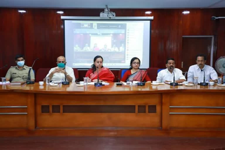 pathanamthitta flood  heavy rainfall in kerala  health minister veena george about heavy rainfall kerala  health minister veena george  അടിയന്തര സാഹചര്യം നേരിടുന്നതിന് പത്തനംതിട്ട ജില്ല സജ്ജമാണ്  ആരോഗ്യ മന്ത്രി വീണ ജോര്‍ജ്  ജാഗ്രത നിര്‍ദ്ദേശം  മഴ മുന്നറിയിപ്പ്