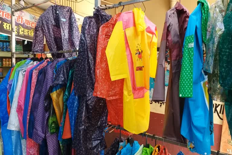 Umbrella and raincoat sales decreased in Raipur