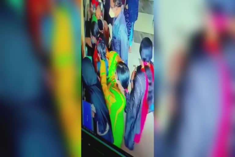 Echain theft malappuram hospital  kizhakethala private hospital chain theft  cctv visuals of gold chain theft malappuram hospital  chain theft op ticket que  ആശുപത്രിയില്‍ മാല മോഷണം  ഒപി ടിക്കറ്റിനായി ക്യു നിൽക്കുന്നതിനിടെ മാല മോഷണം  കിഴക്കേത്തലയിലെ ആശുപത്രിയില്‍ മാല മോഷണം  മലപ്പുറം മാല മോഷണം സിസിടിവി  tv Bharat