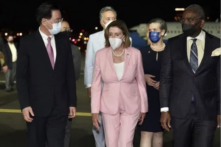 China reacts to Pelosi's Taiwan visit  us house representatives speaker  nancy pelosi taiwan visit  മുന്നറിയിപ്പ് ലംഘിച്ച് നാൻസി പെലോസി  യുഎസ് പ്രതിനിധി സഭാ സ്‌പീക്കര്‍  യുഎസ് പ്രതിനിധി സഭാ സ്‌പീക്കര്‍ നാന്‍സി പൈലോസി  നാൻസി പെലോസിയുടെ തായ്‌വാന്‍ സന്ദര്‍ശനം  25 വര്‍ഷത്തിനിടെ തായ്‌വാന്‍ സന്ദശിക്കുന്ന ആദ്യ യു എസ് പ്രതിനിധി