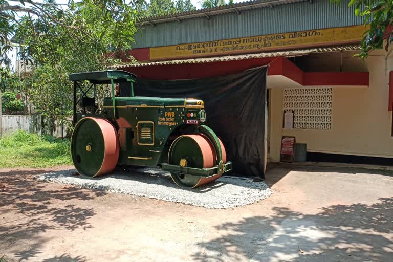 Public Works Department reconstructed road roller  road roller in kozhikode  40 years of history road roller  കോഴിക്കോട് റോഡ് റോളര്‍  കോഴിക്കോട് പൊതുമരാമത്ത് വകുപ്പ് നിര്‍മ്മിച്ച റോഡ് റോളര്‍  പൊതുമരാമത്ത് ഉദ്യോഗസ്ഥർ പുതുക്കിയെടുത്ത റോഡ് റോളര്‍  കോഴിക്കോട് പി ഡബ്ല്യു ഡി റോഡ് വിഭാഗം സെക്ഷൻ ഓഫീസ്  ബ്രിട്ടാനിക്ക കമ്പനി  Britannica company  കുന്ദമംഗലം