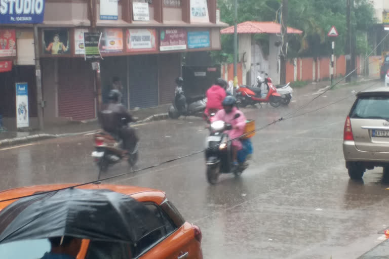 red alert announced in Dakshina Kannada district, Heavy rain in Dakshina Kannada district, Mangalore rain news, ದಕ್ಷಿಣ ಕನ್ನಡ ಜಿಲ್ಲೆಗೆ ಮೂರು ದಿನ ರೆಡ್ ಅಲರ್ಟ್ ಘೋಷಣೆ, ದಕ್ಷಿಣಕನ್ನಡ ಜಿಲ್ಲೆಯಲ್ಲಿ ಸುರಿಯುತ್ತಿರುವ ಭಾರೀ ಮಳೆ, ಮಂಗಳೂರು ಮಳೆ ಸುದ್ದಿ,