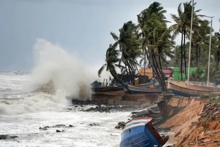 Etv BharKerala Rain Update  Rain Update in Kerala  Kerala Rain  റെഡ് അലർട്ടുള്ള ജില്ലകള്‍  മഴ മുന്നറിയിപ്പ്  കാലാവസ്ഥ വകുപ്പ് അറിയിപ്പ്  വടക്കന്‍ കേരളത്തിലെ മഴ  മഴ മധ്യകേരളത്തില്‍  at