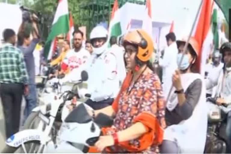 Vice President flagged off Har ghar tiranga Bike rally for MPs, Smriti Irani was seen driving a scooty