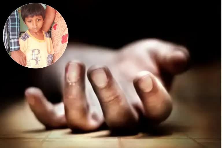 Etv Bharatchild-wrapped-around-mother-dead-body-for-hours-at-bhagalpur-junction