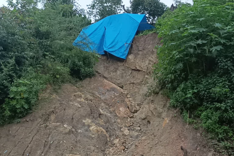 agriculture land destroyed in heavy rain in vattavada  heavy rain in vattavada  kerala rain updates  crops destroyed in idukki  വട്ടവടയില്‍ കനത്ത മഴയില്‍ കൃഷിഭൂമി ഇടിഞ്ഞുതാഴ്ന്നു  കനത്ത മഴയില്‍ കൃഷിഭൂമി ഇടിഞ്ഞുതാഴ്ന്നു  കേരളത്തില്‍ കനത്ത മഴ  വട്ടവടയില്‍ കനത്ത മഴ  ഇടുക്കി ജില്ല വാര്‍ത്തകള്‍  കൃഷിഭൂമി ഇടിഞ്ഞുതാഴ്ന്നു