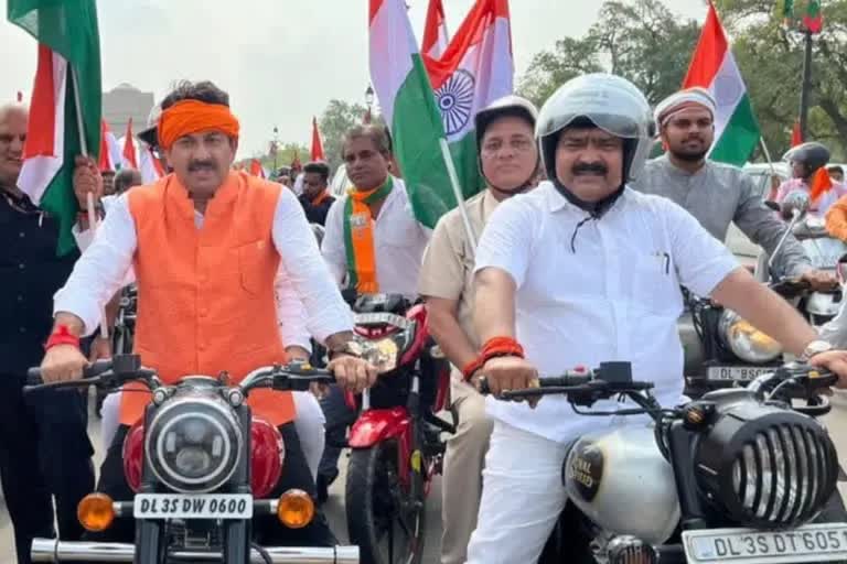 mp manoj tiwari in tiranga bike rally