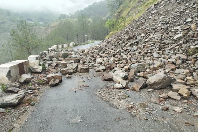 Road closed due to rain in Pauri