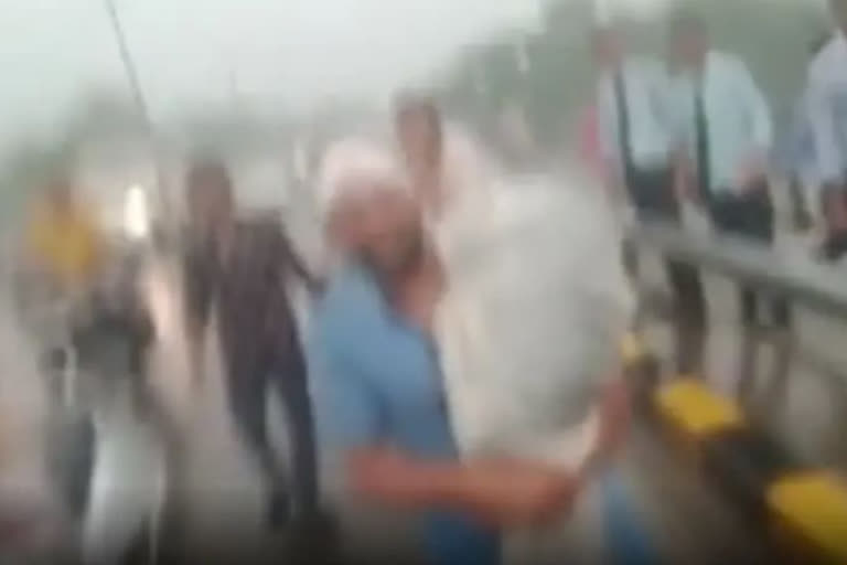 Prayagraj : Father forced to carry son's dead body on shoulder after failed to get ambulance