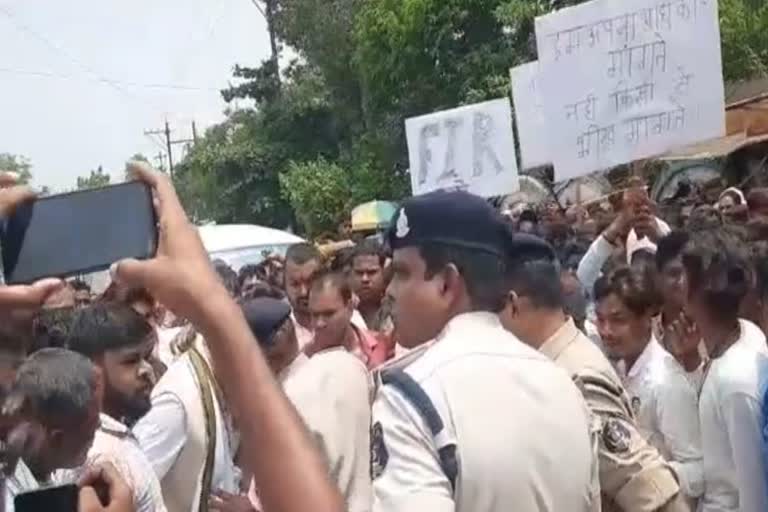 Villagers of Chhachhanpari surrounded the police station