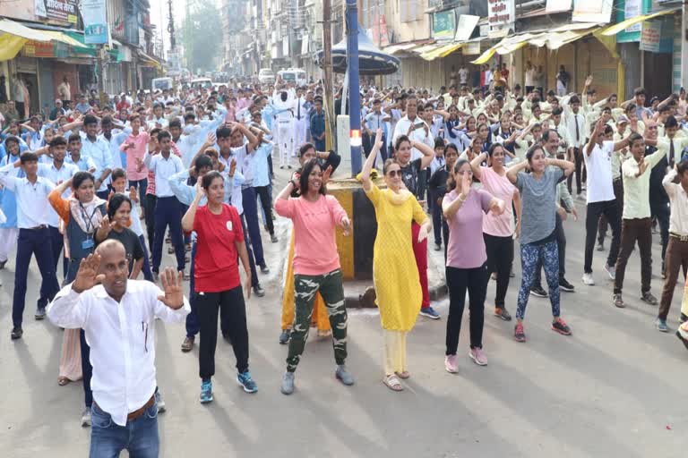 mp women dance on road