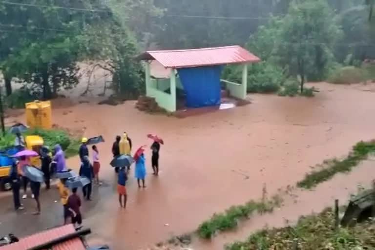 Heavy Rain in Karnataka  holiday announces for Sullia  Rain in dakshina kannada  ಕರ್ನಾಟಕದಲ್ಲಿ ಮಳೆ  ದಕ್ಷಿಣ ಕನ್ನಡದಲ್ಲಿ ಮಳೆ  ಸುಳ್ಯ ಶಾಲೆಗಳಿಗೆ ರಜೆ  ವರುಣಾರ್ಭಟ
