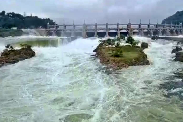 water released from Mettur dam  Mettur dam  மேட்டூர் அணையில் இருந்து நீர் திறப்பு  2 லட்சம் கன அடி நீர் திறப்பு  மேட்டூர் அணை