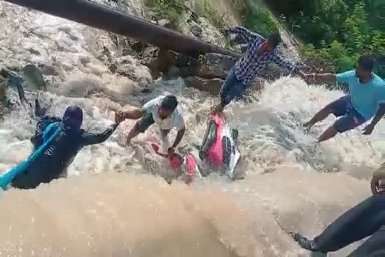 వాగులో పడిపోయిన టీచర్​.. కాపాడిన సర్పంచ్​