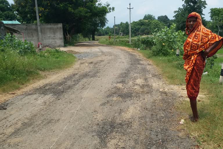 ROAD PROBLEM IN BOUDH SUBSTANDARD WORK ALLEGATION BY PEOPLE