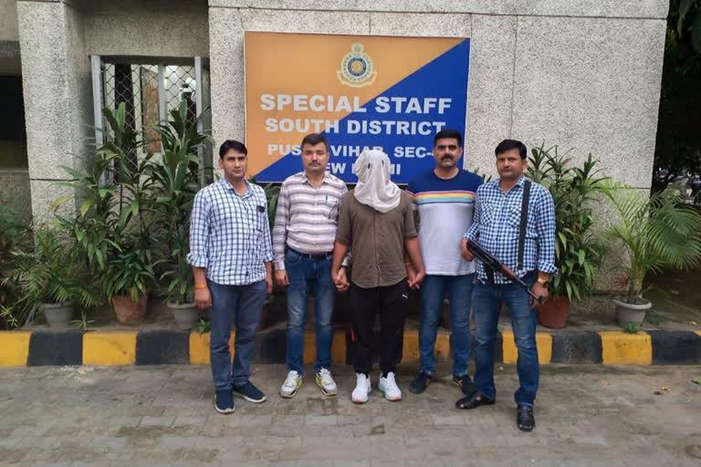 South Delhi Special Staff Team caught a crook of 50 thousand prize