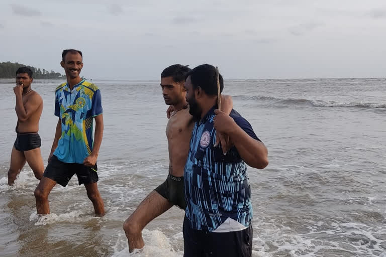 One youth drowned at kalamb beach  kalamb beach at Maharashtra  Maharashtra news  ಕಲಾಂಬ್ ಬೀಚ್​ನಲ್ಲಿ ಯುವಕ ಸಾವು  ಮಹಾರಾಷ್ಟ್ರದ ಕಲಾಂಬ್​ ಬೀಚ್​ ಮಹಾರಾಷ್ಟ್ರ ಸುದ್ದಿ  ಇಬ್ಬರನ್ನು ಬಚಾವ್​ ಮಾಡಿದ ಸಾಹಸಿಗರು  ಇಬ್ಬರು ಯುವಕರ ಪ್ರಾಣ ಉಳಿಸುವಲ್ಲಿ ಯಶಸ್ವಿ