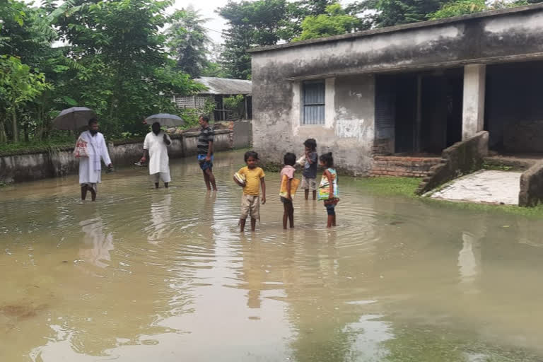 सहरसा के गोविंदपुर प्राथमिक स्कूल में घुसा बाढ़ का पानी