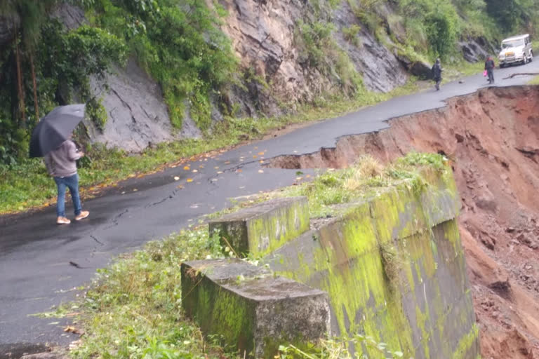 கொடைக்கானலில் தொடர் மழையால் சாலை சரிந்து போக்குவரத்து பாதிப்பு