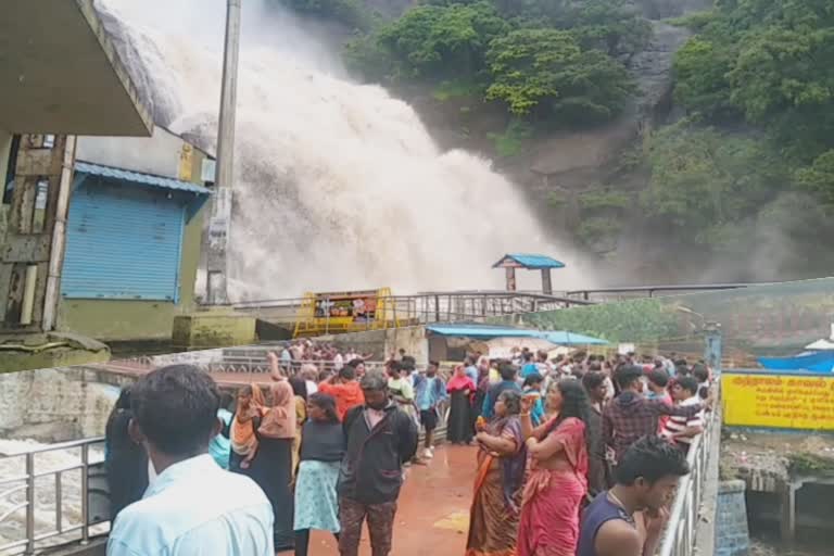 குற்றால அருவிகளில் கடும்  வெள்ளப்பெருக்கு; நான்காவது நாளாக இன்றும் குளிப்பதற்கு தடை