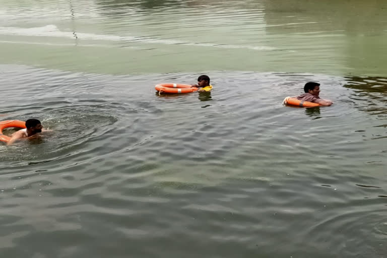 Three students jumped in water for bathe, one died, other saved by a head constable in Dholpur