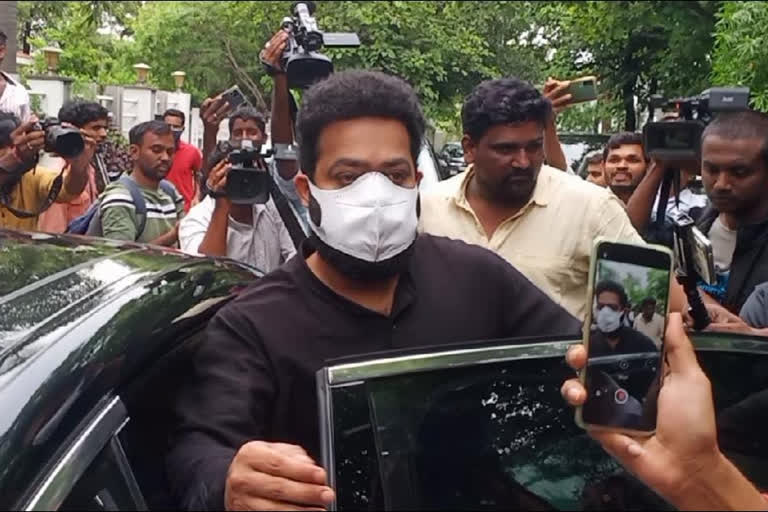 Junior NTR condolences to Umamaheshwari family after completing cremation