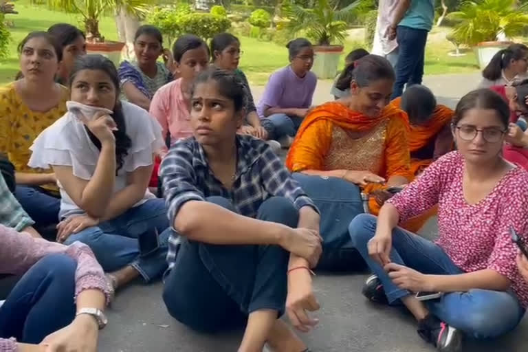 girl students protest in hisar