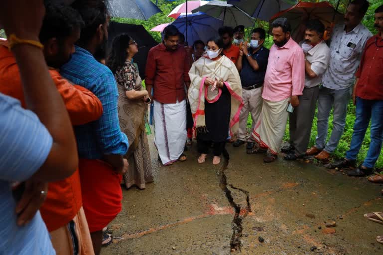 kerala rain  veena george visit rain affected areas  minister veena george  pathanamthitta rain  kerala weather updates  കേരളത്തില്‍ കനത്ത മഴ  മഴക്കെടുതി ബാധിച്ച പ്രദേശങ്ങള്‍ സന്ദര്‍ശിച്ച് മന്ത്രി വീണ ജോര്‍ജ്  പത്തനംതിട്ട മഴക്കെടുതി വീണ ജോര്‍ജ്  മന്ത്രി വീണ ജോര്‍ജ്  മഴ വാര്‍ത്തകള്‍