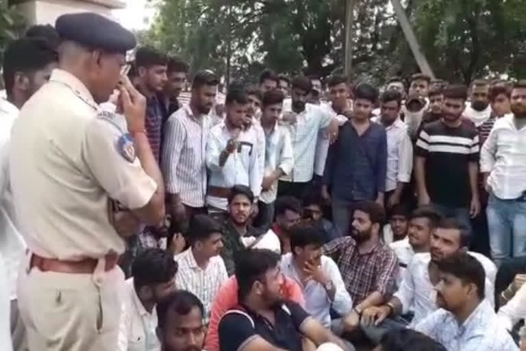 Police stopped NSUI district president car, angry students protest in front of police station