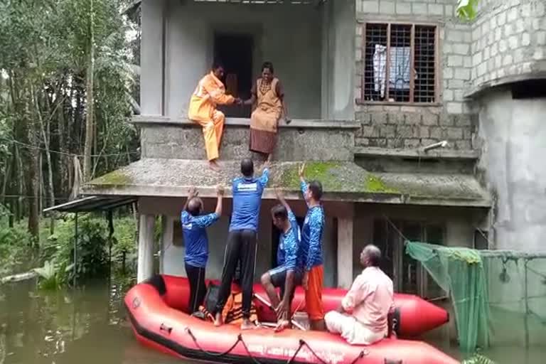 Pathanamthitta Aranmula rescue operation  rescue work due to heavy rain  rain updates  kerala rain news  കേരളം മഴ വാര്ത്ത  മഴ പുതിയ വാര്ത്ത  ആറന്മുളയില്‍ വീടുകളിൽ വെള്ളം കയറുന്നു  പത്തനംതിട്ട ആറന്മുള മഴ വാര്ത്ത  കേരളം മഴ രക്ഷാപ്രവർത്തനം  പത്തനംതിട്ട ദുരിതാശ്വാസ ക്യാമ്പുകൾ  pathanamthitta rescue camps  ആറന്മുള രക്ഷാപ്രവർത്തനം  തിരുവല്ല ദുരിതാശ്വാസ ക്യാമ്പ്